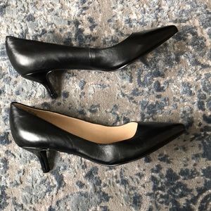 Like new!Pointy-toe kitten heel black leather pump